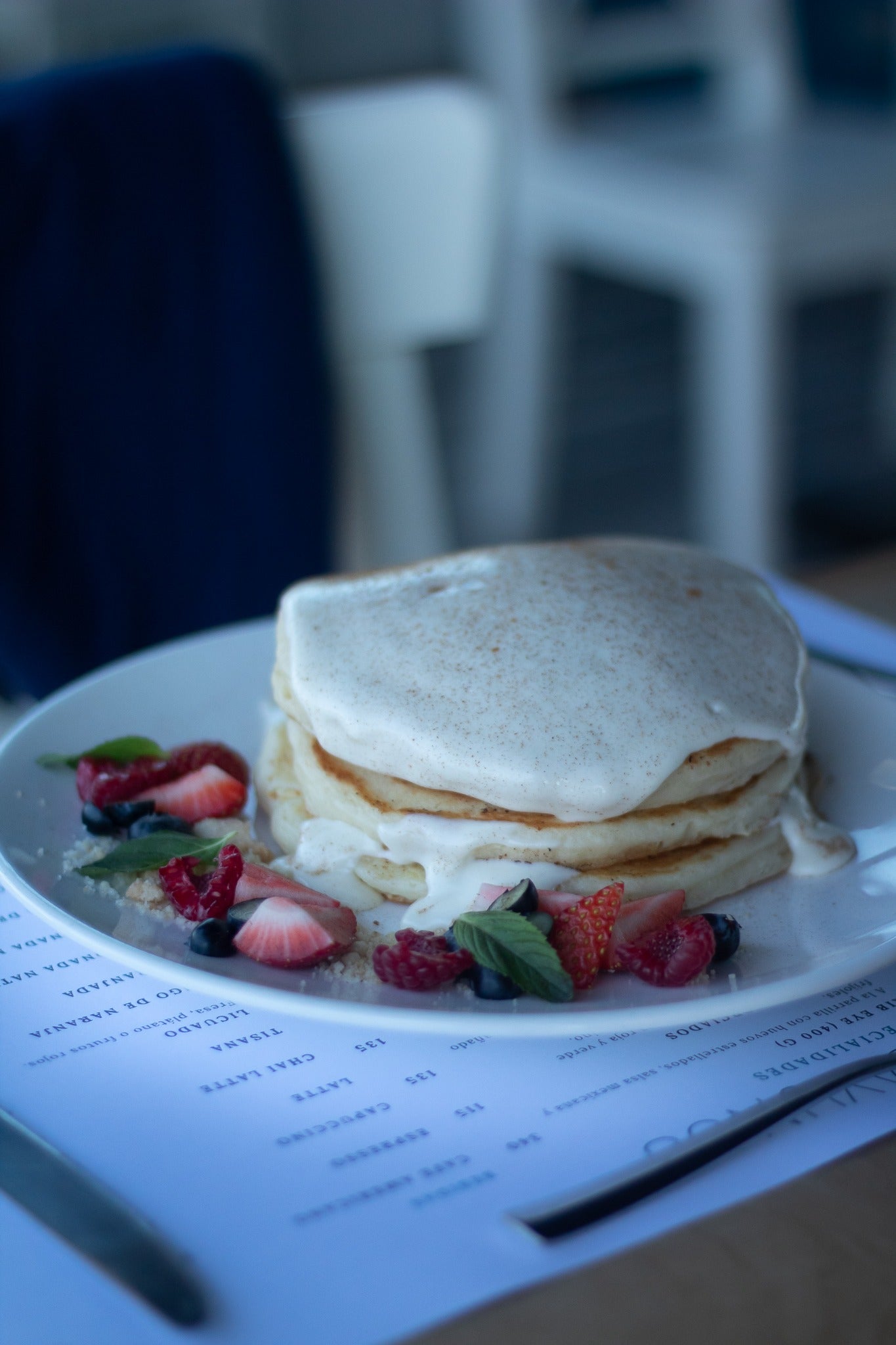 Hotcakes de canela con frutos rojos